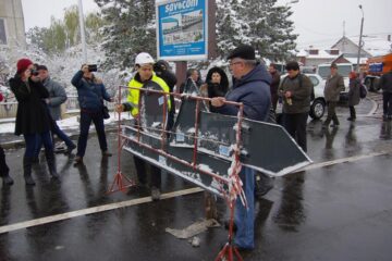 Redeschiderea pasarelei s-a făcut în mod simbolic, prin îndepărtarea semnelor de restricții rutiere