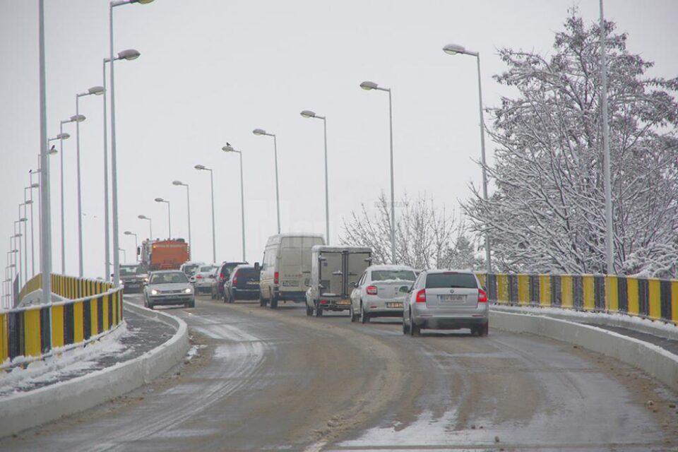 Pe pasarela CFR de la Ițcani se circulă din nou, de ieri, după trei luni de lucrări de reabilitare