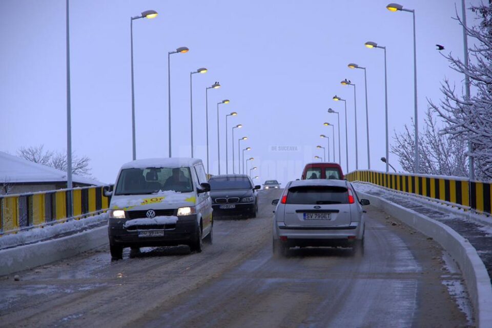 Pe pasarela CFR de la Ițcani se circulă din nou, de ieri, după trei luni de lucrări de reabilitare