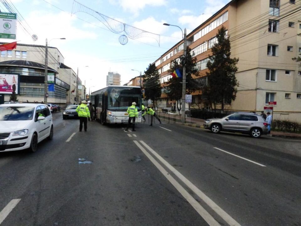 Mai mulți călători dintr-un autobuz, duși la spital după ce șoferul a evitat un accident