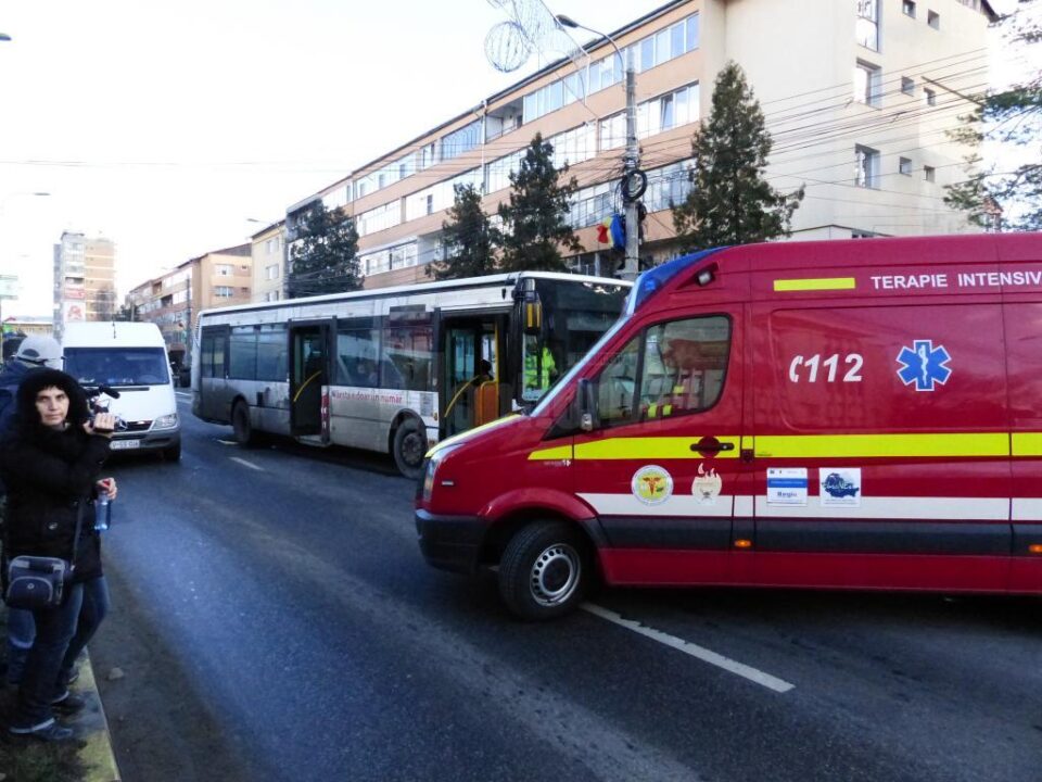 Mai mulți călători dintr-un autobuz, duși la spital după ce șoferul a evitat un accident Mai mulți călători dintr-un autobuz, duși la spital după ce șoferul a evitat un accident