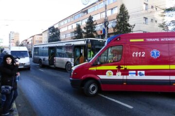 Mai mulți călători dintr-un autobuz, duși la spital după ce șoferul a evitat un accident