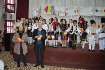 Manifestări artistice organizate de elevii Liceului Tehnologic Cajvana de Ziua Națională a României