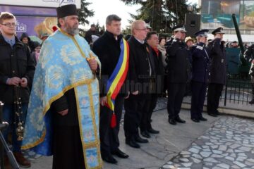 La Monumentul Tuturor Eroilor Neamului din Fălticeni, preotul militar Cătălin Simion a oficiat o slujbă de pomenire și cinstire a memoriei eroilor, urmată de depuneri de coroane de flori