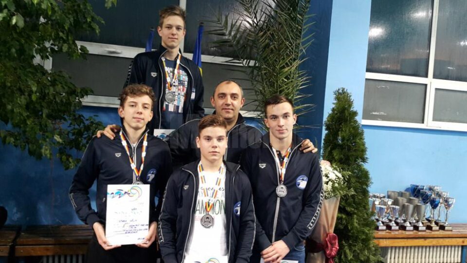Antrenorul Cezar Moscaliuc alături de echipa masculină de ștafetă a Sucevei