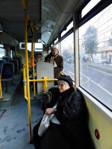 Un autobuz TPL plin cu oameni, aproape de un accident grav