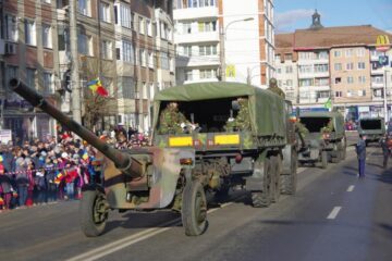 Parada militară de Ziua Națională a adus în centrul Sucevei mii de oameni