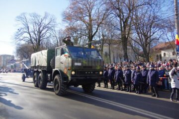 Parada militară de Ziua Națională a adus în centrul Sucevei mii de oameni