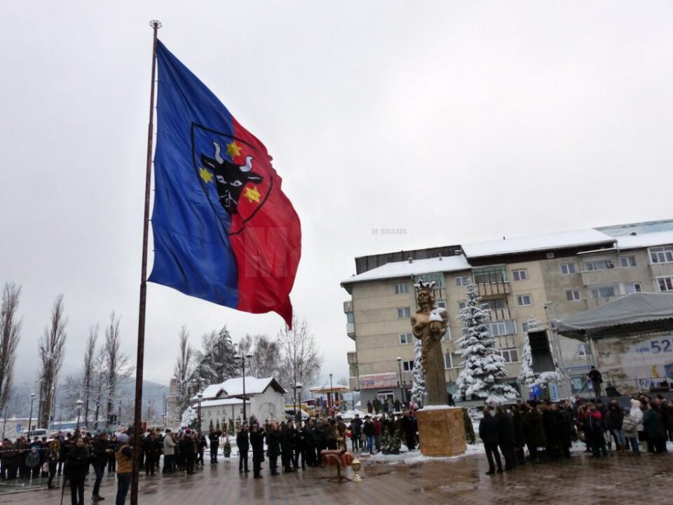 Steagul Bucovinei și statuia lui Ștefan cel Mare și Sfânt din Gura Humorului
