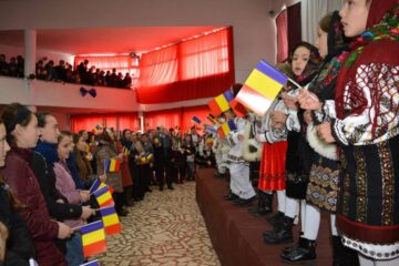Manifestări artistice organizate de elevii Liceului Tehnologic Cajvana de Ziua Națională a României