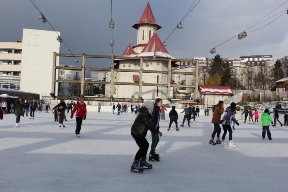 Deschiderea Patinoarului a fost o adevărată bucurie pentru tineri, care au venit în număr mare de la prima oră
