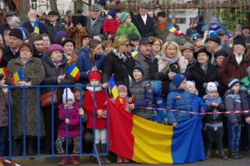 Parada militară de Ziua Națională a adus în centrul Sucevei mii de oameni