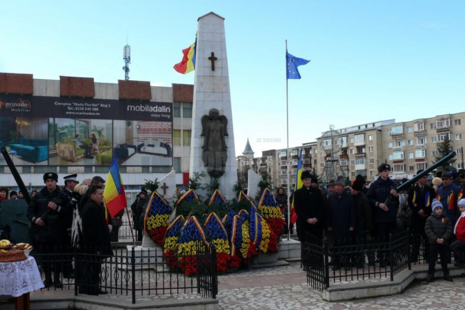 La Monumentul Tuturor Eroilor Neamului din Fălticeni, preotul militar Cătălin Simion a oficiat o slujbă de pomenire și cinstire a memoriei eroilor, urmată de depuneri de coroane de flori La Monumentul Tuturor Eroilor Neamului din Fălticeni, preotul militar Cătălin Simion a oficiat o slujbă de pomenire și cinstire a memoriei eroilor, urmată de depuneri de coroane de flori