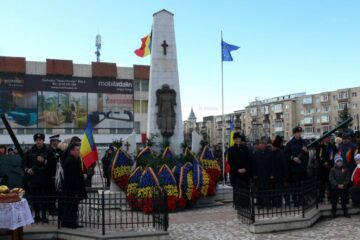 La Monumentul Tuturor Eroilor Neamului din Fălticeni, preotul militar Cătălin Simion a oficiat o slujbă de pomenire și cinstire a memoriei eroilor, urmată de depuneri de coroane de flori