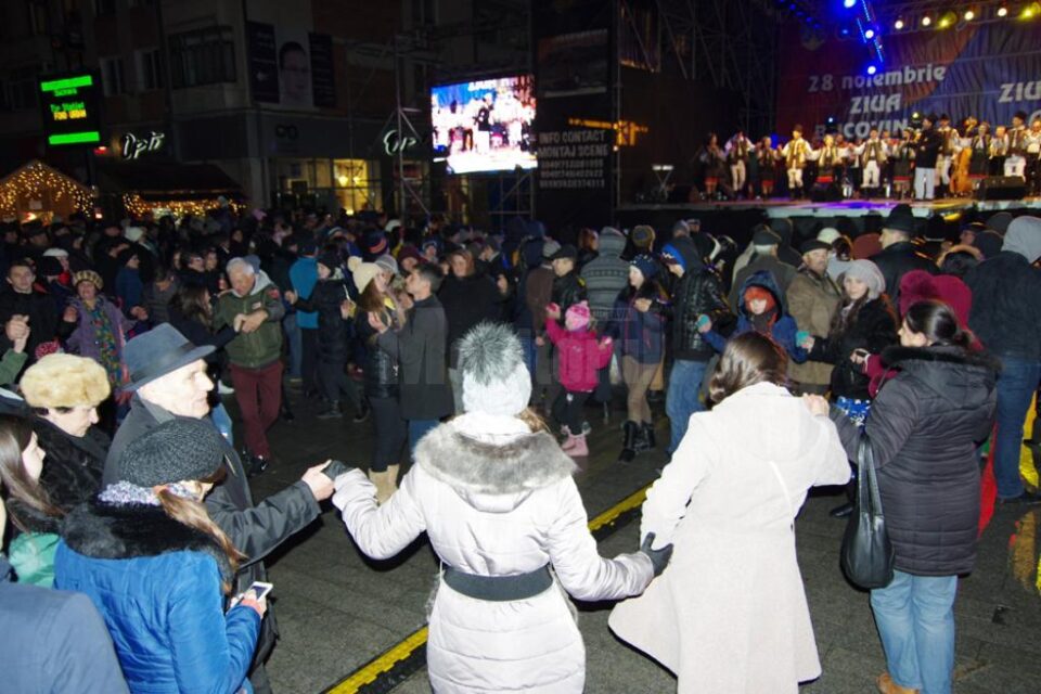 Peste 200.000 de beculețe ornamentale aprinse în Suceava, odată cu luminile din bradul din Centru