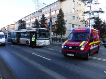 Autobuzul a evitat un impact violent în ultimul moment