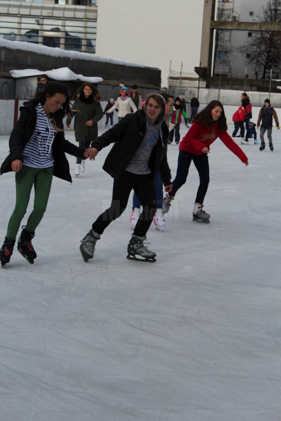 Patinoarul Areni a fost deschis de 1 Decembrie, accesul fiind gratuit întreaga zi