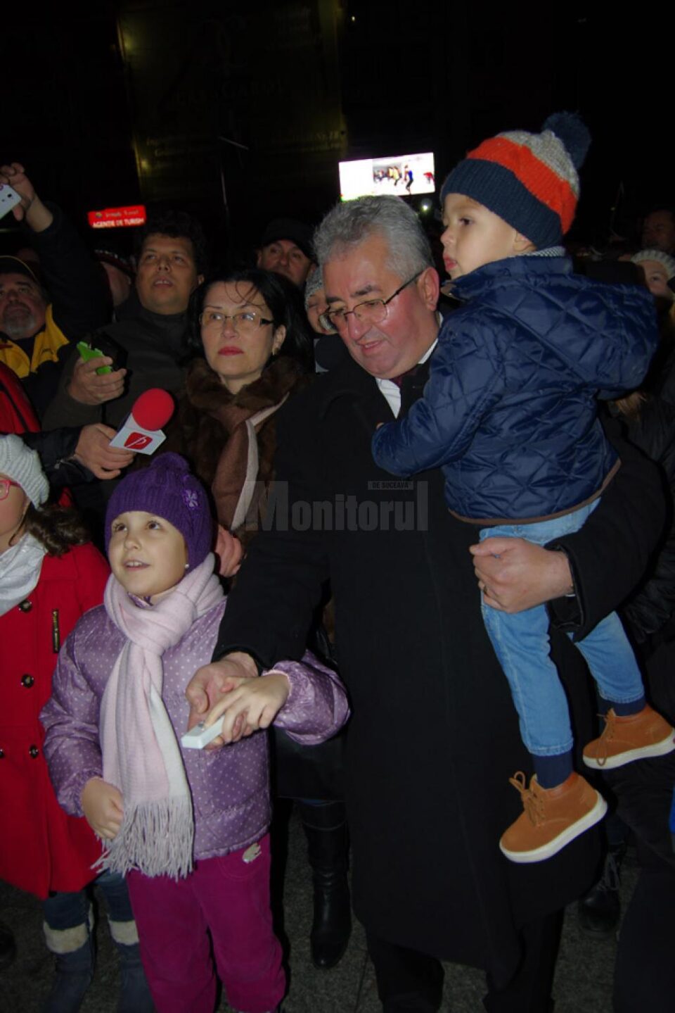 Aprinderea luminilor în brad a fost făcută de Lungu cu ajutorul nepotului său și al copiilor celor doi viceprimari