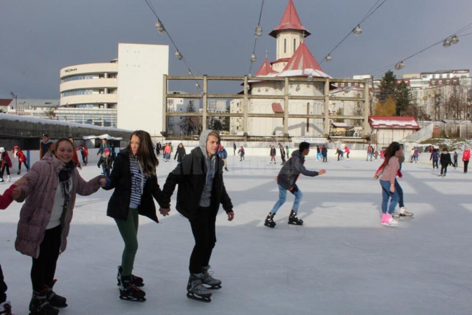 Patinoarul Areni a fost deschis de 1 Decembrie, accesul fiind gratuit întreaga zi
