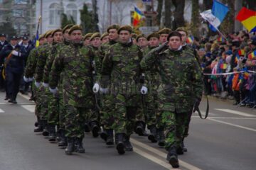 Parada militară de Ziua Națională a adus în centrul Sucevei mii de oameni