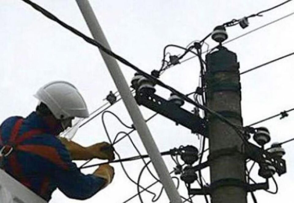 Reprezentanții E.ON au comunicat că au trimis mai multe echipe de intervenție în zonele afectate. Foto: observatorulph.ro Reprezentanții E.ON au comunicat că au trimis mai multe echipe de intervenție în zonele afectate. Foto: observatorulph.ro