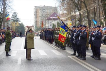 Parada militară de Ziua Națională a adus în centrul Sucevei mii de oameni