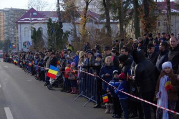Parada militară de Ziua Națională a adus în centrul Sucevei mii de oameni