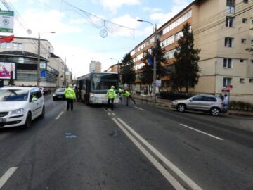 Un autobuz TPL plin cu oameni, aproape de un accident grav