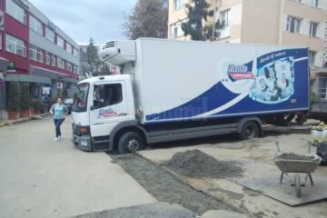 Camionul care a rămas împotmolit într-un șanț proaspăt acoperit