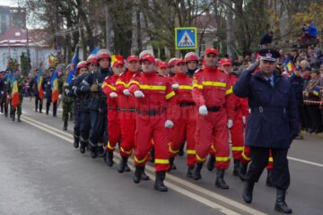 Parada militară de Ziua Națională a adus în centrul Sucevei mii de oameni