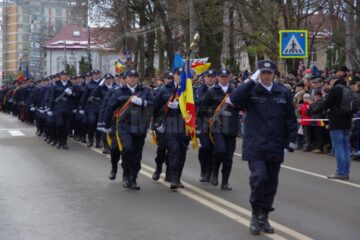 Parada militară de Ziua Națională a adus în centrul Sucevei mii de oameni