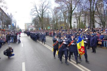 Parada militară de Ziua Națională a adus în centrul Sucevei mii de oameni