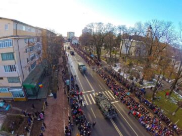 Parada militară de Ziua Națională a adus în centrul Sucevei mii de oameni