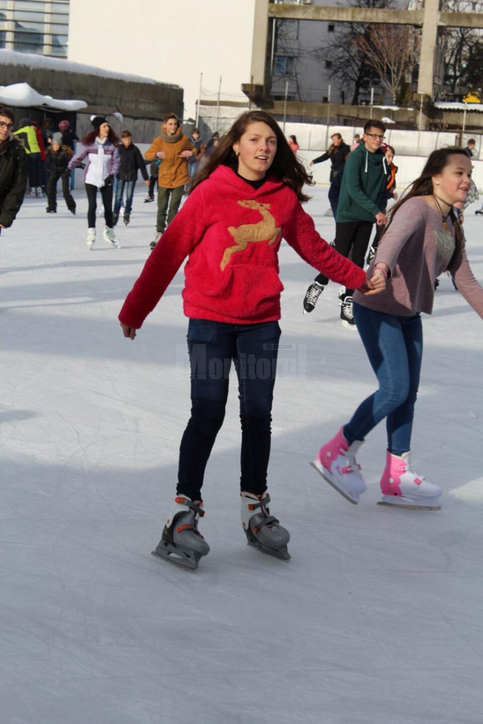 Patinoarul Areni a fost deschis de 1 Decembrie, accesul fiind gratuit întreaga zi
