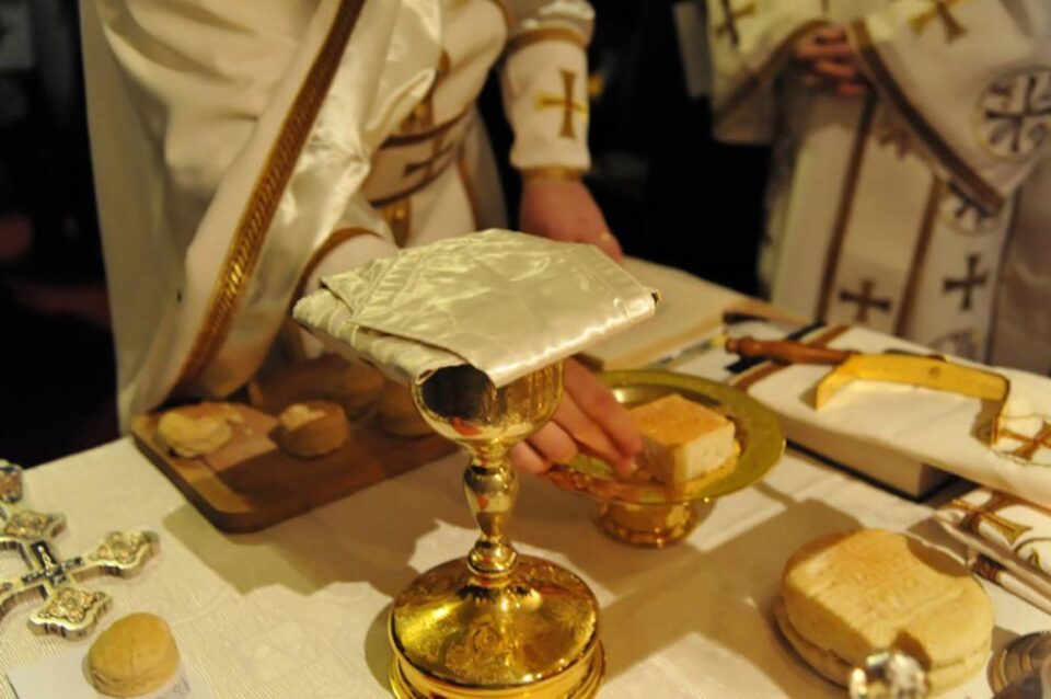 „Luarea timpului” înainte de săvârșirea Liturghiei Darurilor mai înainte sfințite