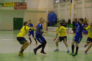 În ciuda frigului din sală, sportivii au oferit un meci de handbal plăcut