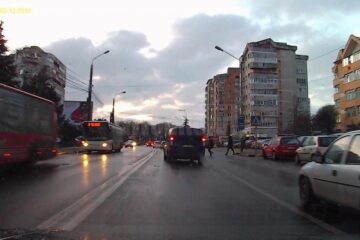 Fata traversa strada pe trecerea de pietoni