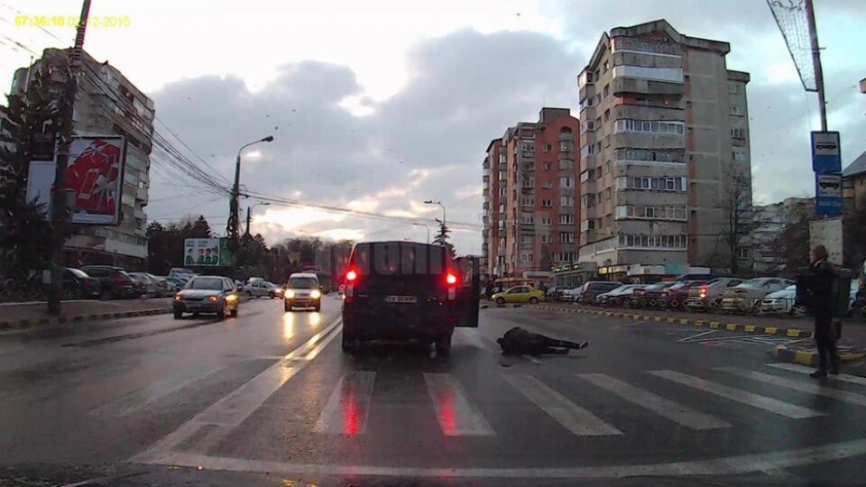 Fata a fost lovită violent de partea lateral dreapta a mașinii și proiectată pe carosabil