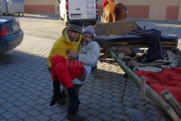 Cei doi fii s-au întors la primărie și și-au luat tatăl, dar au amenințat că dacă nu primesc un ajutor îl aduc înapoi