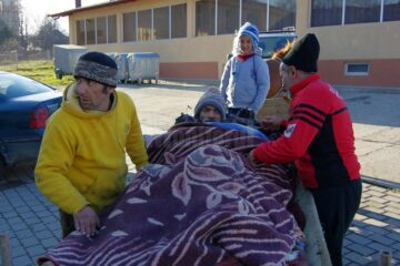 Cei doi fii s-au întors la primărie și și-au luat tatăl, dar au amenințat că dacă nu primesc un ajutor îl aduc înapoi