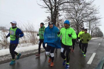Ioan Alexandru Strugariu (în mijloc) a fost însoțit pe traseu și de mai mulți iubitori ai sportului din județul Suceava