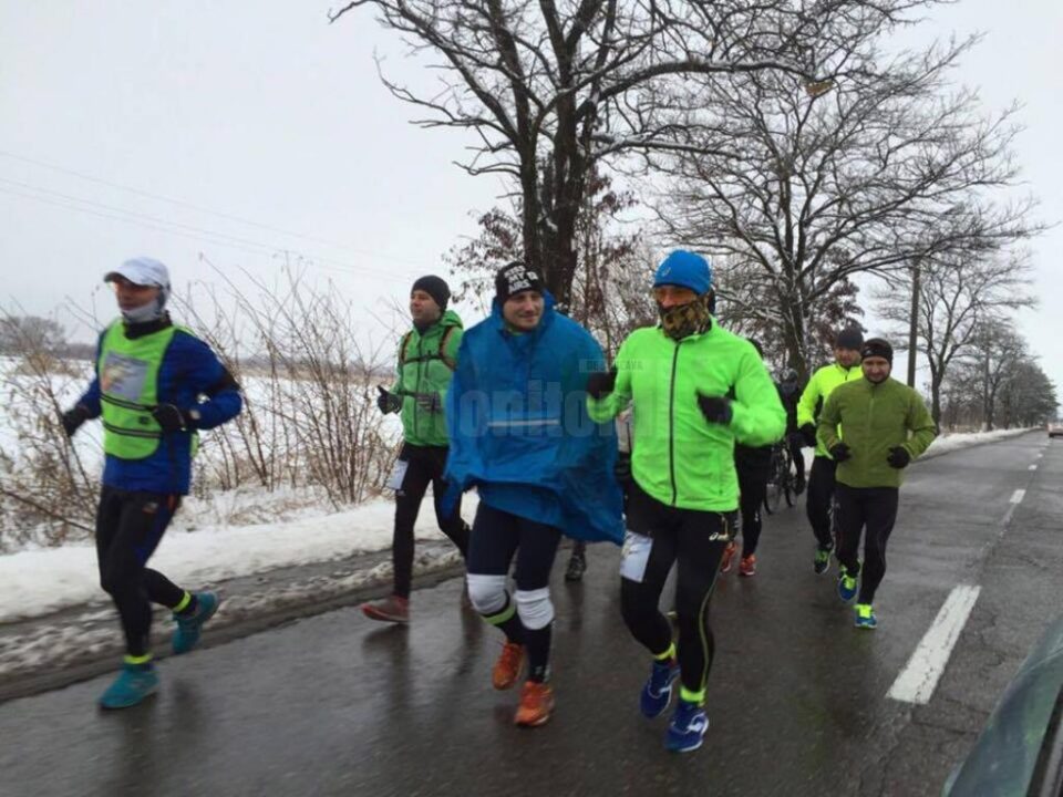 Ioan Alexandru Strugariu (în mijloc) a fost însoțit pe traseu și de mai mulți iubitori ai sportului din județul Suceava Ioan Alexandru Strugariu (în mijloc) a fost însoțit pe traseu și de mai mulți iubitori ai sportului din județul Suceava