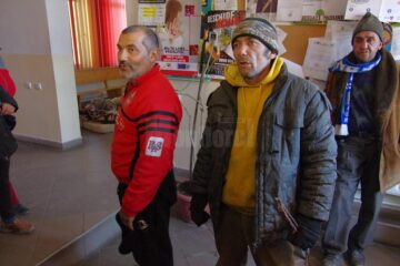 Cei doi fii s-au întors la primărie și și-au luat tatăl, dar au amenințat că dacă nu primesc un ajutor îl aduc înapoi