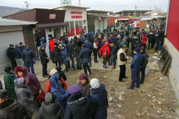 Gardul de delimitare a bazarului privat de cel public a împărțit comercianții în două tabere
