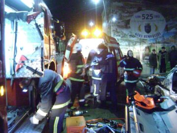 Accident în centrul orașului Gura Humorului, din cauza vitezei și a poleiului