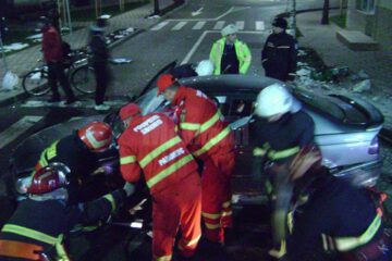 Bărbatul de 55 de ani a rămas încarcerat în autoturism, fiind scos de echipajul specializat în descarcerare