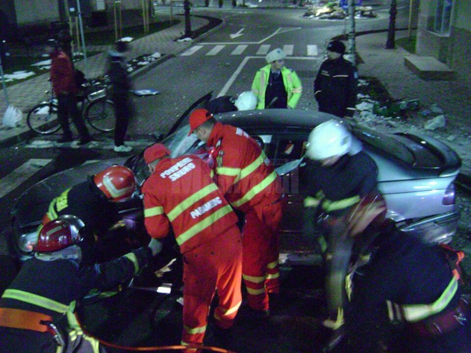 Bărbatul de 55 de ani a rămas încarcerat în autoturism, fiind scos de echipajul specializat în descarcerare Bărbatul de 55 de ani a rămas încarcerat în autoturism, fiind scos de echipajul specializat în descarcerare