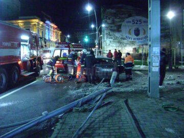 Accident în centrul orașului Gura Humorului, din cauza vitezei și a poleiului