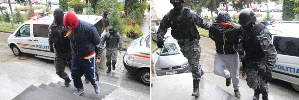 Decebal și Traian Turu, în 2014, când au fost aduși în cătușe la Parchet