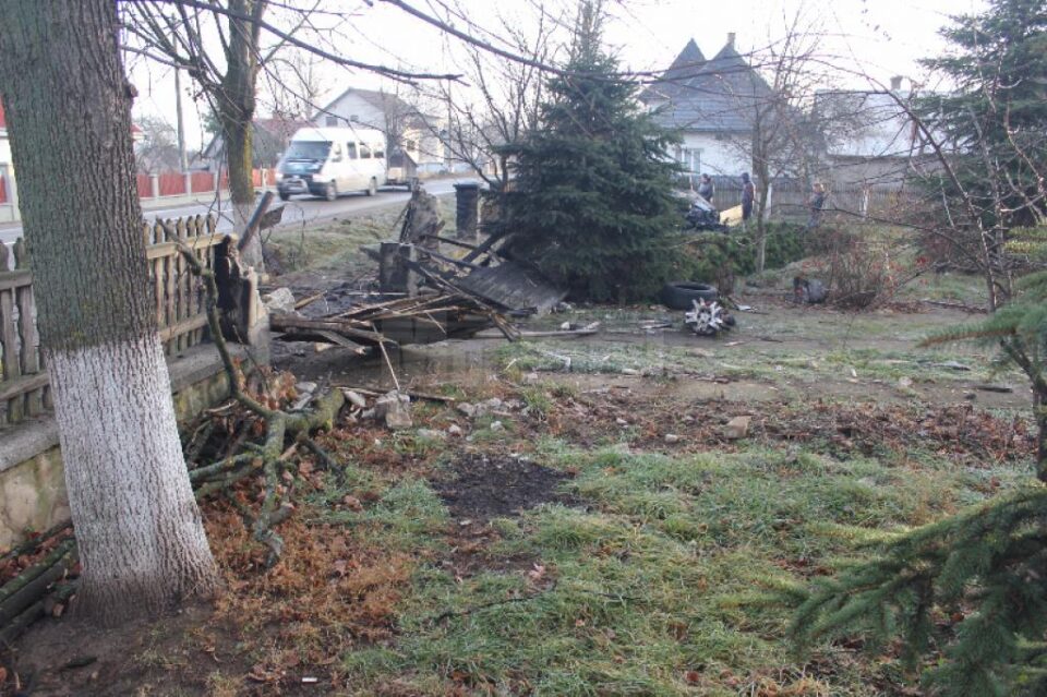 Gardul din lemn și piatră al cântăreței precum și copacii distruși de bolidul scăpat de sub control